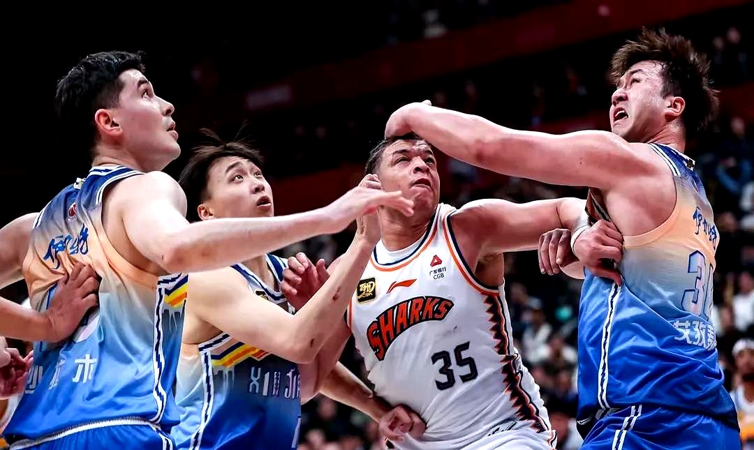 九游官网-激烈对决掀起热潮，球员斗志昂扬的简单介绍