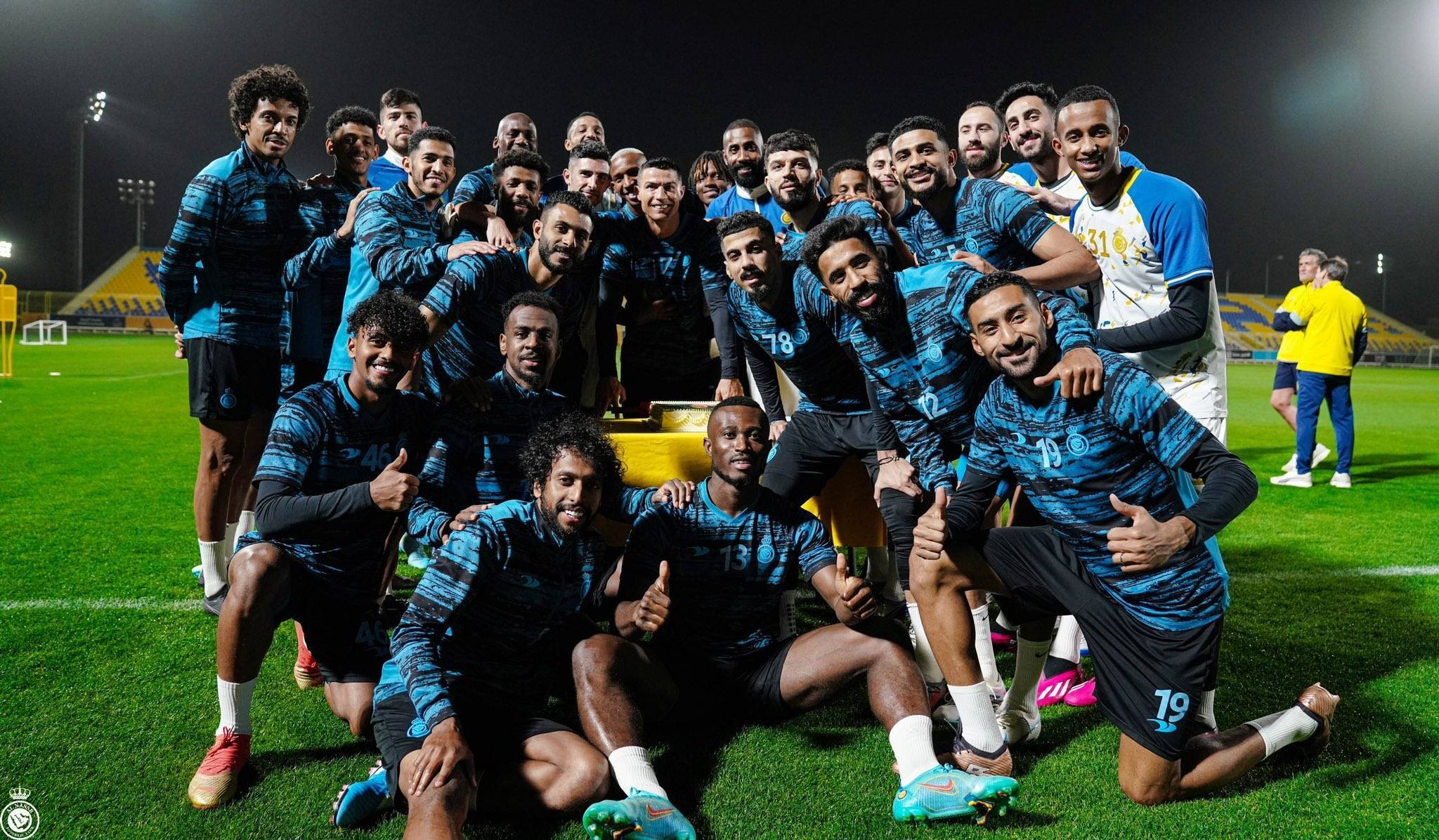 AC米兰球员集体庆祝胜利，喜悦洋溢的简单介绍