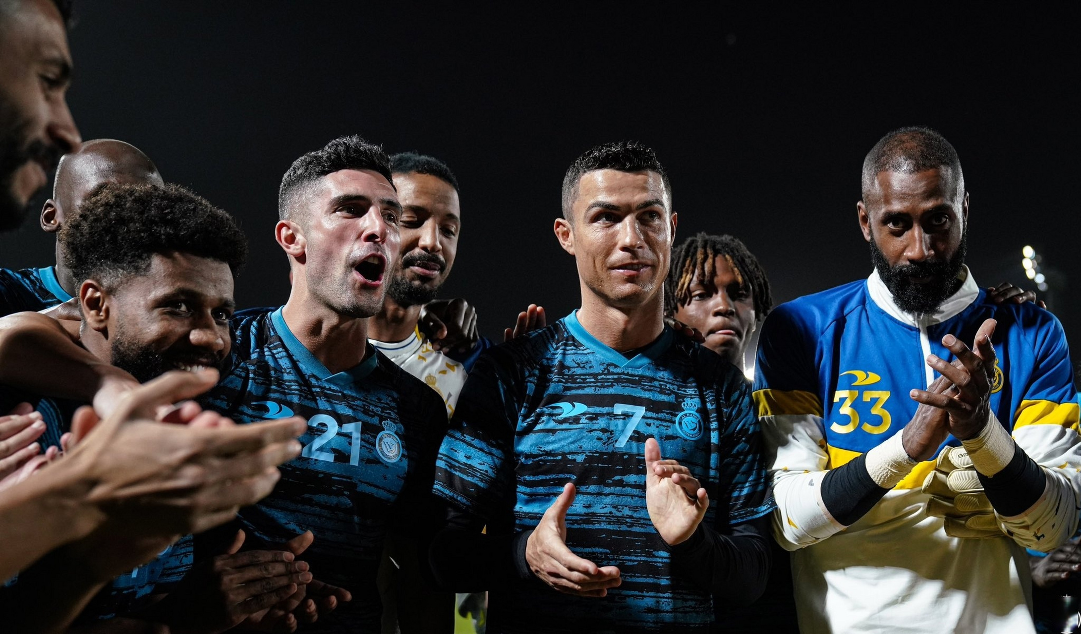 AC米兰球员集体庆祝胜利，喜悦洋溢的简单介绍